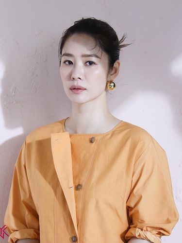 Tak hanya terkenal sebagai sosok pekerja keras, Kim Hyun Joo juga populer sebagai sukarelawan. Ia bahkan pernah melakukan perjalanan ke Bangladesh dan Filipina untuk menjalani aktivitas sosial. Foto : instagram.com/ynkentertainment