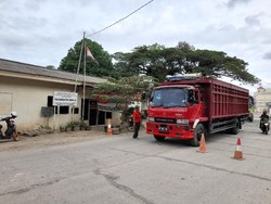 detikcom Do Your Magic: Jl Perancis Tangerang Diperbaiki, Truk Antre hingga 1 Jam