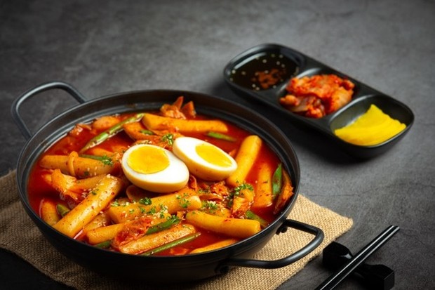 Tteokbokki menjadi salah satu makanan Korea yang banyak digemari/Foto: Freepik.com/Jcomp