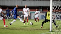 Bruno Silva nyaris mencetak gol keduanya di laga ini pada menit ke-11. lewat tendangan bebasnya. Upayanya belum berbuah gol karena masih menerpa mistar.