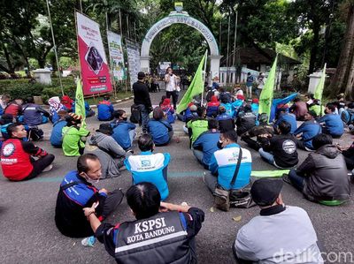 Tuntut Kenaikan Upah, Buruh Demo di Kantor Wali Kota Bandung