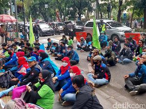 Nasib UU Cipta Kerja Diumumkan MK Besok, Sahkah Penetapan UMK 2022?