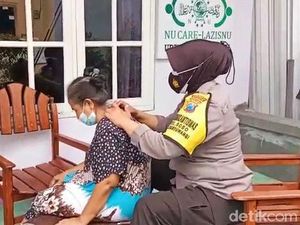 Lansia di Banyuwangi Dapat Pijat Relaksasi Gratis Usai Vaksinasi