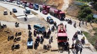 Warga Kendari Blokir Jalan yang Rusak Akibat Sering Dilewati Truk BBM