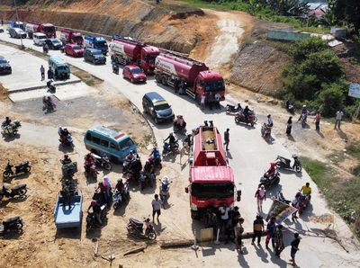 Warga Kendari Blokir Jalan yang Rusak Akibat Sering Dilewati Truk BBM