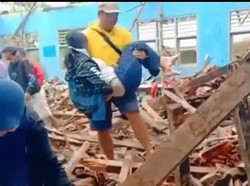 Atap SMPN 1 Cibeber Lebak Ambruk, Enam Siswa Luka