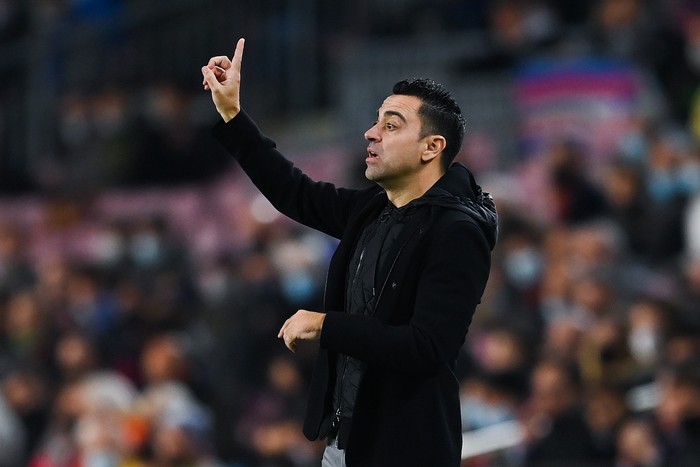 xavi hernandez liga spanyol barcelona barcelona vs espanyol BARCELONA, SPAIN - NOVEMBER 20: Head coach Xavi Hernandez of FC Barcelona directs his players during the La Liga Santander match between FC Barcelona and RCD Espanyol at Camp Nou on November 20, 2021 in Barcelona, Spain. (Photo by David Ramos/Getty Images)