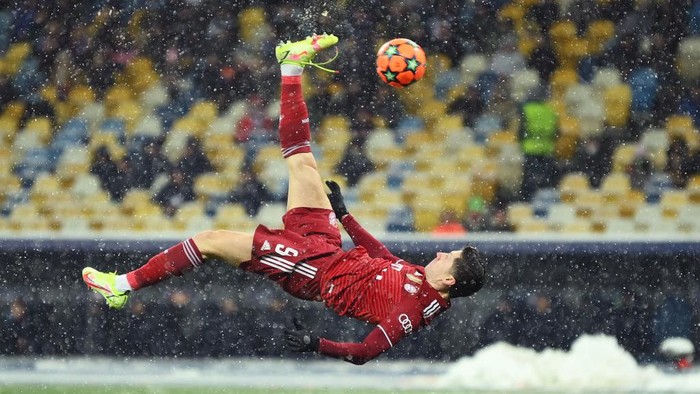 KYIV, UKRAINE - NOVEMBER 23: Robert Lewandowski of FC Bayern Muenchen scores their side's first goal with an overhead kick during the UEFA Champions League group E match between Dinamo Kiev and Bayern München at Olimpiysky on November 23, 2021 in Kyiv, Ukraine. (Photo by Sebastian Widmann/Getty Images)