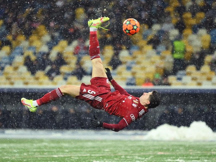 KYIV, UKRAINE - NOVEMBER 23: Robert Lewandowski of FC Bayern Muenchen scores their side's first goal with an overhead kick during the UEFA Champions League group E match between Dinamo Kiev and Bayern München at Olimpiysky on November 23, 2021 in Kyiv, Ukraine. (Photo by Sebastian Widmann/Getty Images)