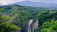 Potret Menakjubkan Air Terjun Rumbia yang Dikunjungi Sandiaga