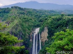 Sandiaga Dorong Olahraga Paralayang di Wisata Air Terjun Rumbia Jeneponto