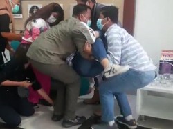 Momen Anggiat Pasaribu Jatuh Pingsan di Polres Bandara Soetta