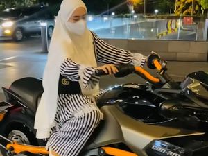 April Jasmine Dihujat ke Mall Pakai Moge, Ustaz Solmed: Berarti Masih Terkenal April Jasmine Dihujat ke Mall Pakai Moge, Ustaz Solmed: Berarti Masih Terkenal