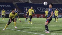 Arema melancarkan serangan. Dalam pertandingan ini, gol kedua Arema dicetak oleh Muhammad Rafli.