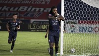 Carlos Fortes merayakan gol yang dicetak lewat titik putih.