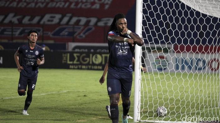 Pertandingan lanjutan BRI Liga 1 pekan ke-13, Arema FC melawan Barito Putera di Stadion Sultan Agung, Bantul, Yogyakarta, Selasa (23/11/2021). Arema FC sukses kalahkan Barito Putera dengan skor akhir 2-1. Babak pertama berjalan cukup alot, baik Arema maupun Barito Putera bermain hati-hati. Skor kacamata bertahan hingga turun minum.