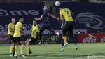Arema FC Kalahkan Barito Putera 2-1