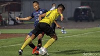 Tertinggal, Barito memburu gol penyama kedudukan.