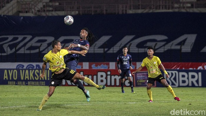 Pertandingan lanjutan BRI Liga 1 pekan ke-13, Arema FC melawan Barito Putera di Stadion Sultan Agung, Bantul, Yogyakarta, Selasa (23/11/2021). Arema FC sukses kalahkan Barito Putera dengan skor akhir 2-1. Babak pertama berjalan cukup alot, baik Arema maupun Barito Putera bermain hati-hati. Skor kacamata bertahan hingga turun minum.
