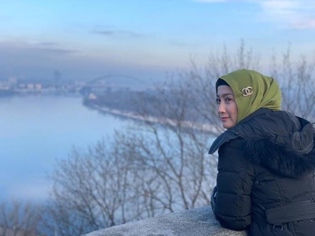 Artis Desy Ratnasari pernah meniti karier sebagai seorang guru/Foto: Instagram.com/desyratnasariterdepan