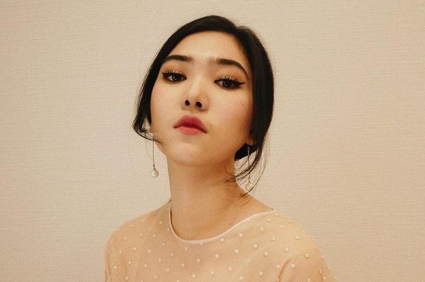 Artis Isyana Sarasvati pernah meniti karier sebagai seorang guru/Foto: Instagram.com/Isyanasarasvati