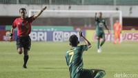 Taisei Marukawa mencetak brace enam menit kemudian lewat titik putih sekaligus membawa Persebaya unggul 3-0. Pemain asal Jepang itu tak bisa diantisipasi oleh kiper Persik Try Hamdani.