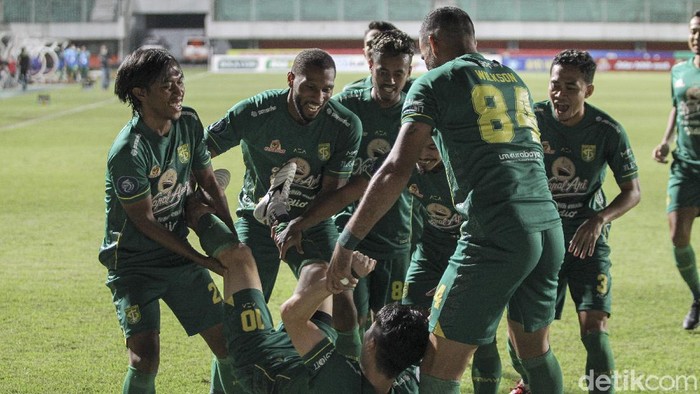 Persebaya Surabaya menang besar atas Persita Tangerang. Bajul Ijo meraih hasil 4-0 pada pekan ke-13 BRI Liga 1 2021 di Stadion Maguwoharjo, Rabu (24/11/2021).