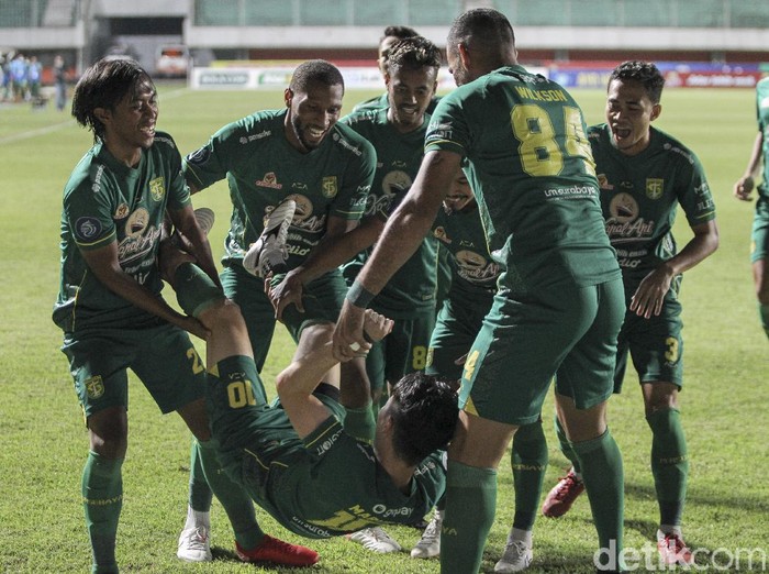 Persebaya Surabaya menang besar atas Persita Tangerang. Bajul Ijo meraih hasil 4-0 pada pekan ke-13 BRI Liga 1 2021 di Stadion Maguwoharjo, Rabu (24/11/2021).