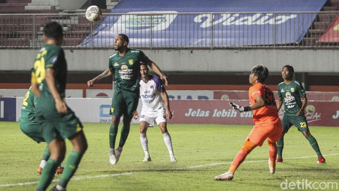 Bajul Ijo Benamkan Persita Tangerang 4-0 Persebaya Surabaya menang besar atas Persita Tangerang. Bajul Ijo meraih hasil 4-0 pada pekan ke-13 BRI Liga 1 2021 di Stadion Maguwoharjo, Rabu (24/11/2021).