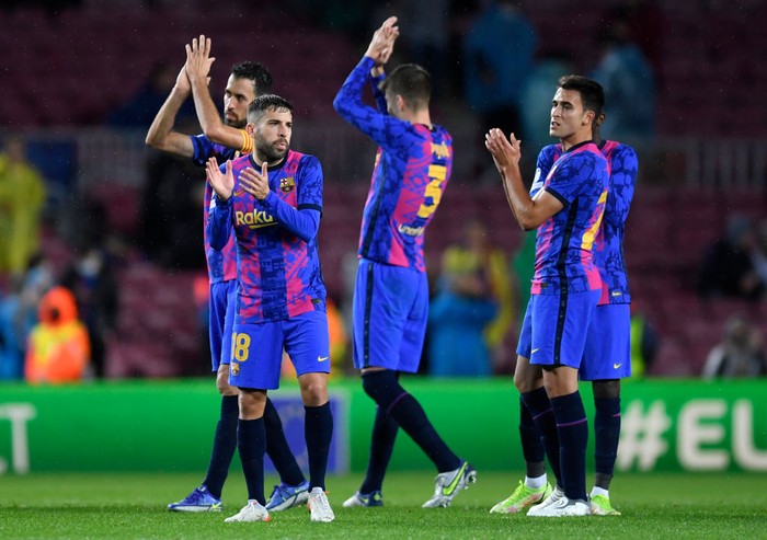 BARCELONA, SPAIN - NOVEMBER 23: Jordi Alba of FC Barcelona (2L) applauds the fans after the UEFA Champions League group E match between FC Barcelona and SL Benfica at Camp Nou on November 23, 2021 in Barcelona, Spain. (Photo by Alex Caparros/Getty Images)