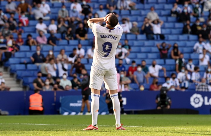 BARCELONA, SPAIN - OCTOBER 03: Karim Benzema of Real Madrid reacts after missing a chance during the La Liga Santander match between RCD Espanyol and Real Madrid CF at RCDE Stadium on October 03, 2021 in Barcelona, Spain. (Photo by David Ramos/Getty Images)