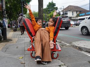 Suka Cita Bocah Kembar Siam Garut Miliki Kursi Roda Khusus Suka Cita Bocah Kembar Siam Garut Miliki Kursi Roda Khusus
