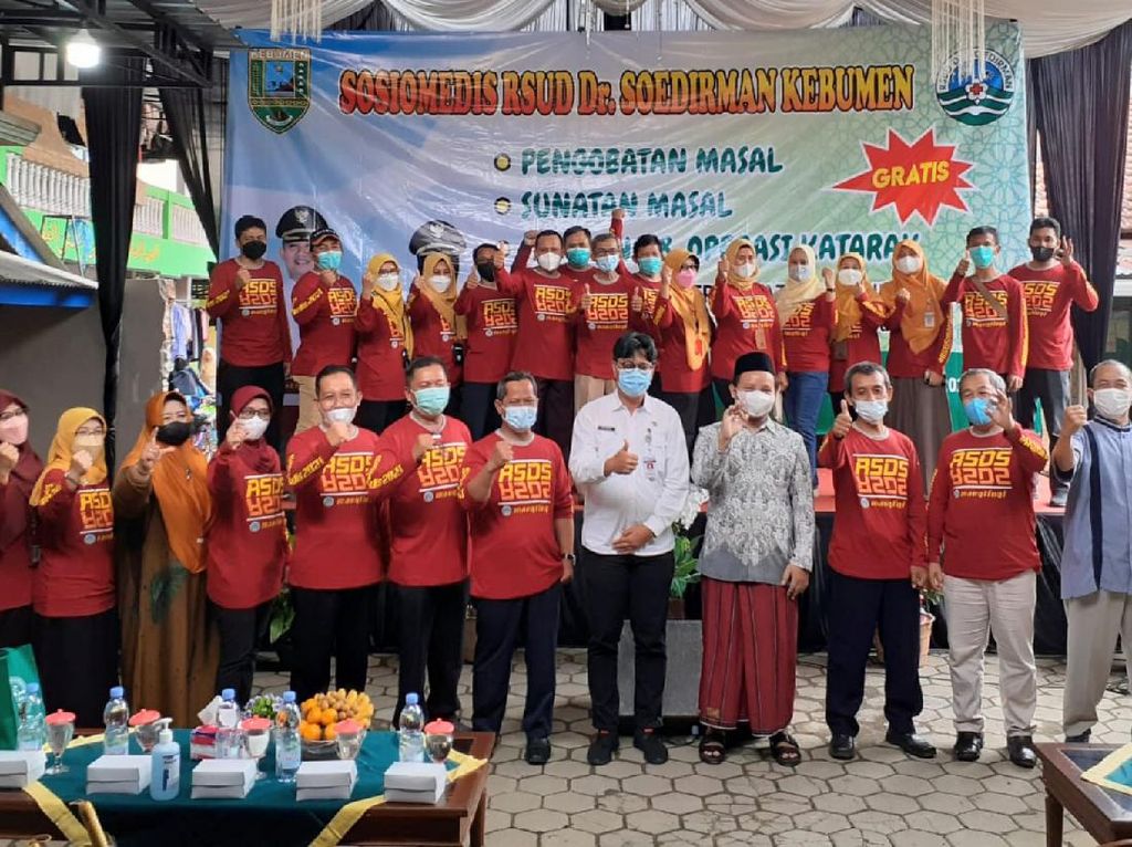 Bupati Kebumen Hadirkan Pengobatan Gratis di Pondok Pesantren Bupati Kebumen Hadirkan Pengobatan Gratis di Pondok Pesantren