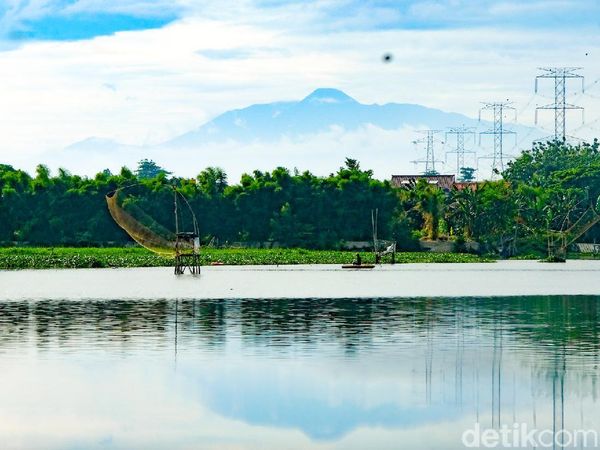 Cantiknya Gunung Gede-Pangrango dari Tangsel Pagi Ini
