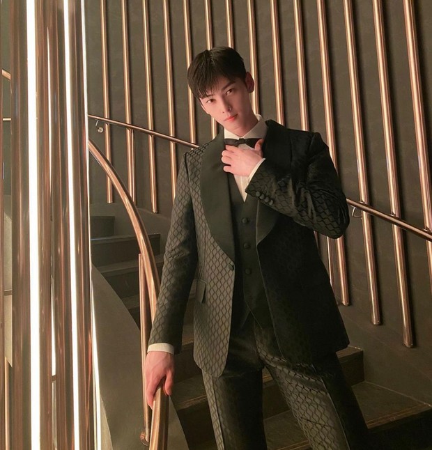 Cha Eun Woo/Foto: instagram/eunwo.o_c Kalian setuju nggak nih kalo Cha Eun Woo masuk dalam list Idol K-Pop paling tampan Pemeran drama True Beauty ini emang dikenal sebagai idol dan aktor yang punya wajah tampan.