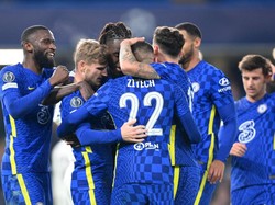 Si Biru Main Sabar, lalu Menang Besar