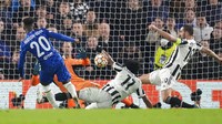 Chelsea tak butuh waktu lama untuk kembali membobol gawang Juventus. Di menit ke-58, gawang Wojciech Szczesny dibobol oleh Callum Hudson-Odoi. AP Photo/Matt Dunham.