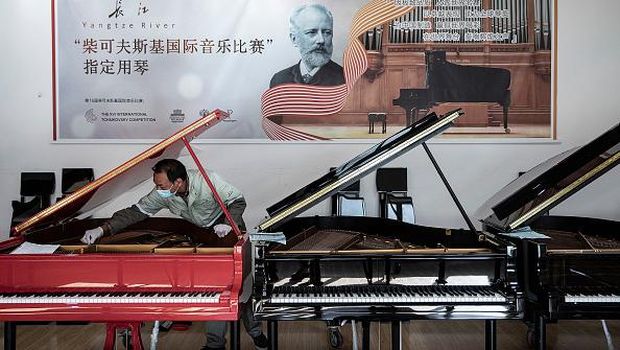Melihat pembuatan Piano di alat musik Jinbao dari Perth Music Group pada 23 November 2022 di Yichang, provinsi Hubei, China. Perth Music Group memiliki delapan merek piano sendiri, termasuk Yangtze River, Wilh.Steinberg, Toyama, senberon dan Portman. Alat musik Jinbao adalah basis produksi Perth Music Group di Yichang. Pabrik tersebut memiliki produksi tahunan hampir 60.000 piano, dan satu dari setiap tujuh piano di dunia dibuat di Yichang. Industri Alat Musik Jinbao telah menjadi salah satu dari tiga basis produksi piano utama di dunia.  (Photo by Getty Images)