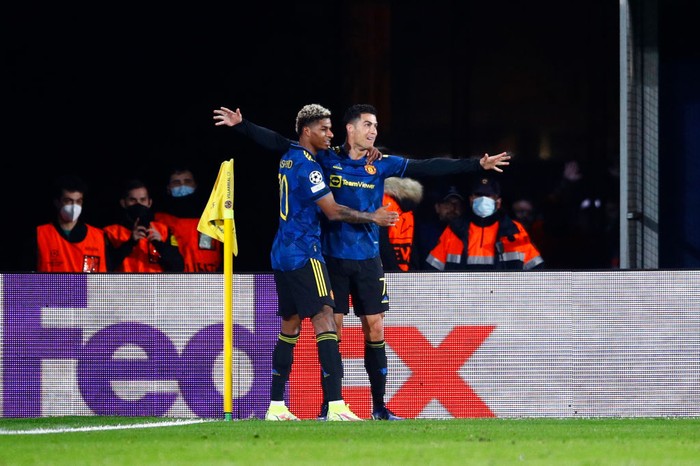 VILLARREAL, SPAIN - NOVEMBER 23: Cristiano Ronaldo of Manchester United celebrates with Marcus Rashford after scoring their sides first goal during the UEFA Champions League group F match between Villarreal CF and Manchester United at Estadio de la Ceramica on November 23, 2021 in Villarreal, Spain. (Photo by Eric Alonso/Getty Images)