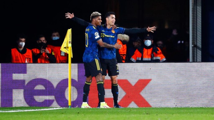 VILLARREAL, SPAIN - NOVEMBER 23: Cristiano Ronaldo of Manchester United celebrates with Marcus Rashford after scoring their sides first goal during the UEFA Champions League group F match between Villarreal CF and Manchester United at Estadio de la Ceramica on November 23, 2021 in Villarreal, Spain. (Photo by Eric Alonso/Getty Images)