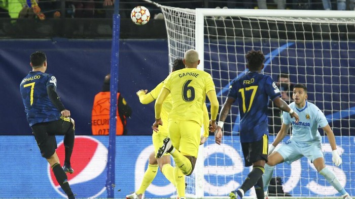 Cristiano Ronaldo, Villarreal Manchester United's Cristiano Ronaldo, left, scores the opening goal during a Group F Champions League soccer match between Villarreal and Manchester United at the Ceramica stadium in Villarreal, Spain, Tuesday, Nov. 23, 2021. (AP Photo/Alberto Saiz)