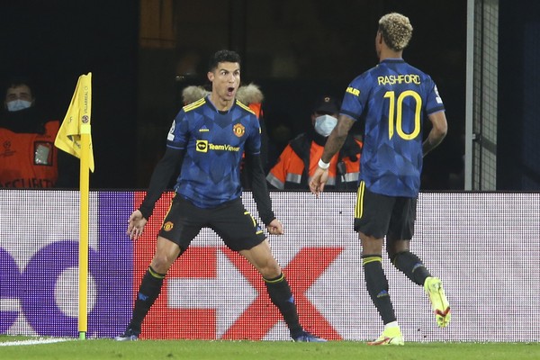 Manchester Uniteds Cristiano Ronaldo, left, celebrates with Marcus Rashford after scoring the opening goal during a Group F Champions League soccer match between Villarreal and Manchester United at the Ceramica stadium in Villarreal, Spain, Tuesday, Nov. 23, 2021. (AP Photo/Alberto Saiz)