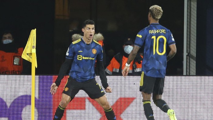 Cristiano Ronaldo Manchester United's Cristiano Ronaldo, left, celebrates with Marcus Rashford after scoring the opening goal during a Group F Champions League soccer match between Villarreal and Manchester United at the Ceramica stadium in Villarreal, Spain, Tuesday, Nov. 23, 2021. (AP Photo/Alberto Saiz)
