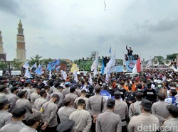 Tolak Penetapan UMK, Ribuan Buruh Banjiri Alun-alun Majalengka