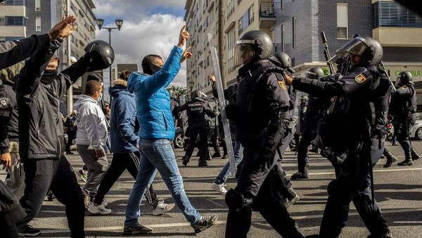 Demo Buruh Logam Berujung Bentrok dengan Polisi di Spanyol