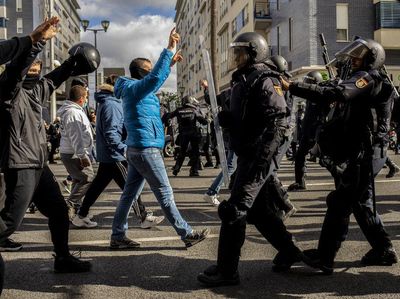 Demo Buruh Logam Berujung Bentrok dengan Polisi di Spanyol