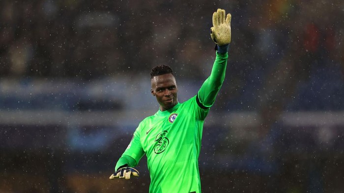 LONDON, ENGLAND - OCTOBER 20: Edouard Mendy of Chelsea waves to the crowd at full-time after the UEFA Champions League group H match between Chelsea FC and Malmo FF at Stamford Bridge on October 20, 2021 in London, England. (Photo by Catherine Ivill/Getty Images)