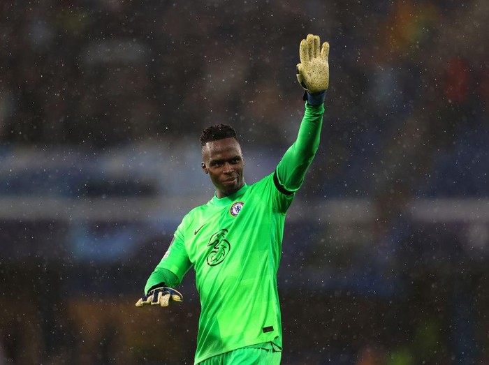 LONDON, ENGLAND - OCTOBER 20: Edouard Mendy of Chelsea waves to the crowd at full-time after the UEFA Champions League group H match between Chelsea FC and Malmo FF at Stamford Bridge on October 20, 2021 in London, England. (Photo by Catherine Ivill/Getty Images)
