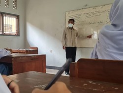 Guru Honorer di Jateng: Alhamdulillah Pak Ganjar Buat Gaji Sesuai UMK