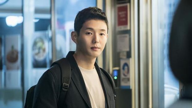 Ha Joon sebagai guru di Black Dog: Being A Teacher